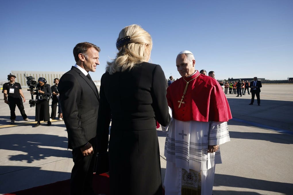 El papa peruano fue recibido en el aeropuerto por el presidente francés, Emmanuel Macron, y la primera dama, Brigitte Macron.