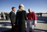 El papa peruano fue recibido en el aeropuerto por el presidente francés, Emmanuel Macron, y la primera dama, Brigitte Macron.
