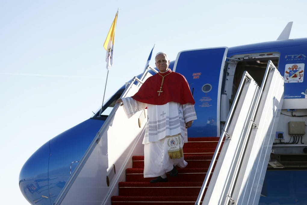 El papa León XIV aterrizó este viernes en el aeropuerto parisiense de Orly para iniciar su visita de cuatro días a Francia y a la Unesco, que le llevará también al santuario mariano de Lourdes y a la localidad de Metz.