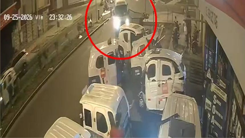 Chorrillos: combi protagonizó accidente y posteriormente embistió a varios mototaxis estacionados [VIDEO]