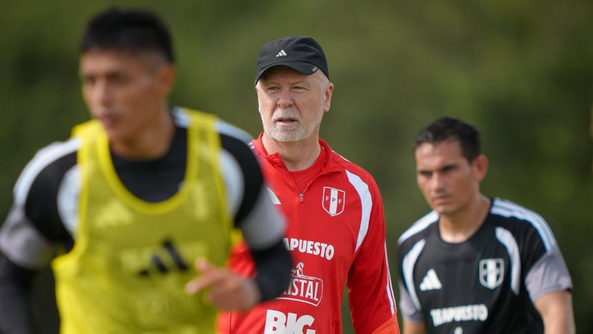 Mano Menezes: “Podemos tener que cambiar comportamientos, pero la mentalidad del jugador peruano es fuerte”