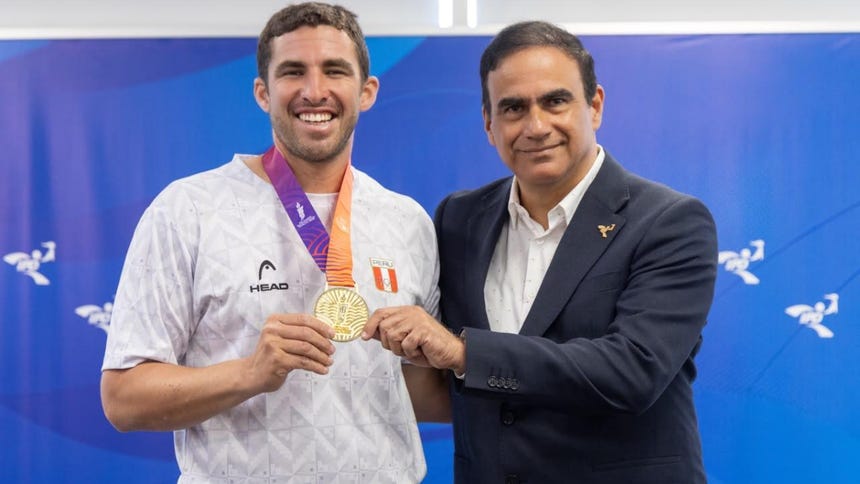 Nicolás Pacheco con el presidente del IPD, Óscar Fernández.