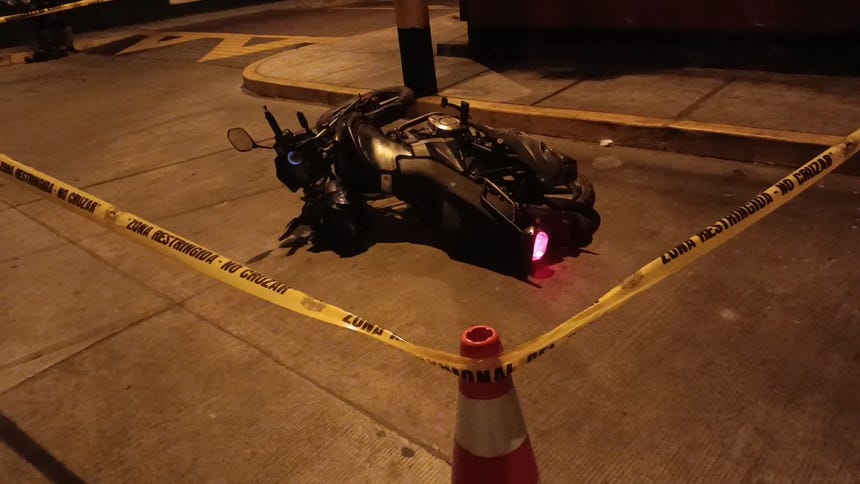 El autor intentó ir donde su cómplice, quien lo esperaba a bordo de una motocicleta; sin embargo, ambos huyeron a pie.