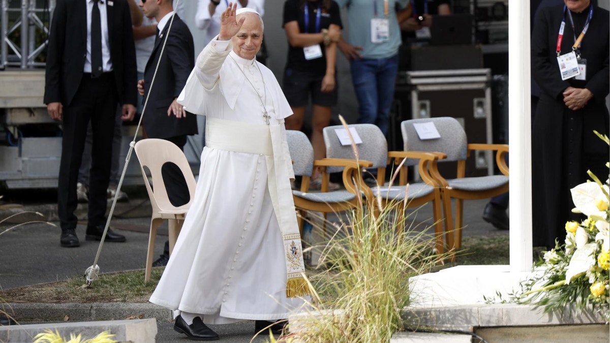 El papa pide penitencia "por un mundo que va mal" en misa ante 150 000 en Santuario de Lourdes en Francia