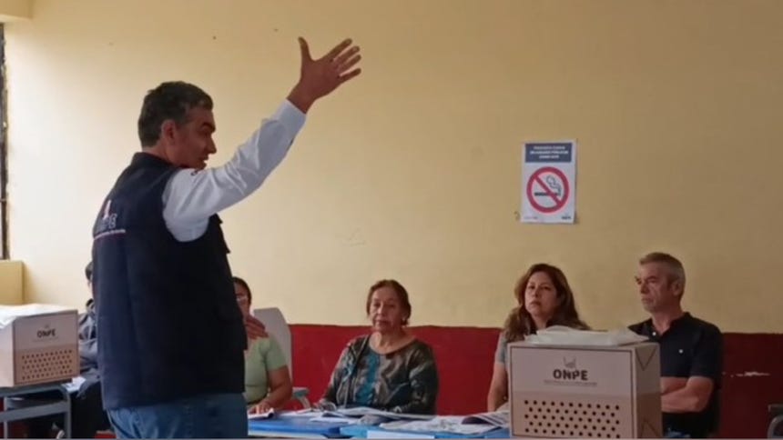 El jefe (i) de la ONPE en diálogo con miembros de mesa de Bellavista durante jornada de capacitación. 