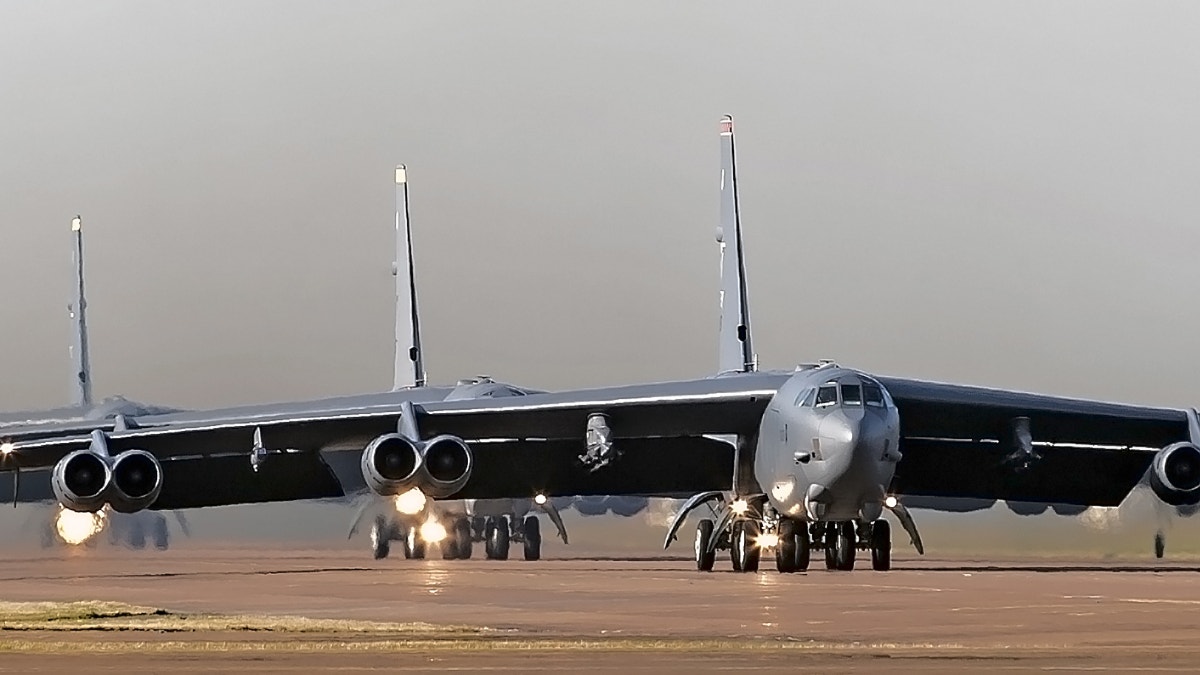 La policía británica detiene a cinco hombres y evacúa viviendas cerca de una base aérea utilizada por EE. UU.