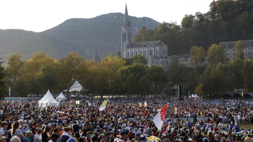 Al menos 150 000 personas llegaron al Santuario de Lourdes para la misa del papa.