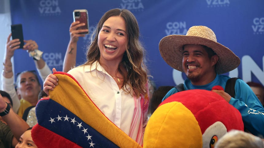 Claudia Macero (i), jefa de comunicaciones de la líder de la oposición y premio nobel de la paz María Corina Machado, participa en una rueda de prensa este lunes, en Caracas (Venezuela).