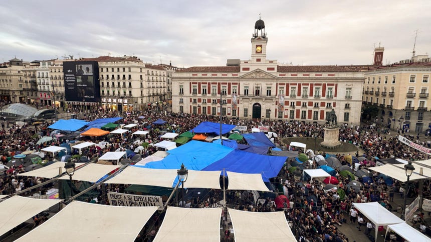 Cientos de acampados en la Puerta del Sol convocados por el Sindicato de Inquilinas se preparan este domingo para dormir una segunda noche,