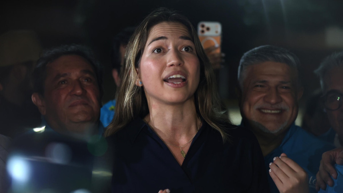 Jefa de comunicaciones de Machado regresa a Venezuela y reaviva la presión por retorno de la líder opositora