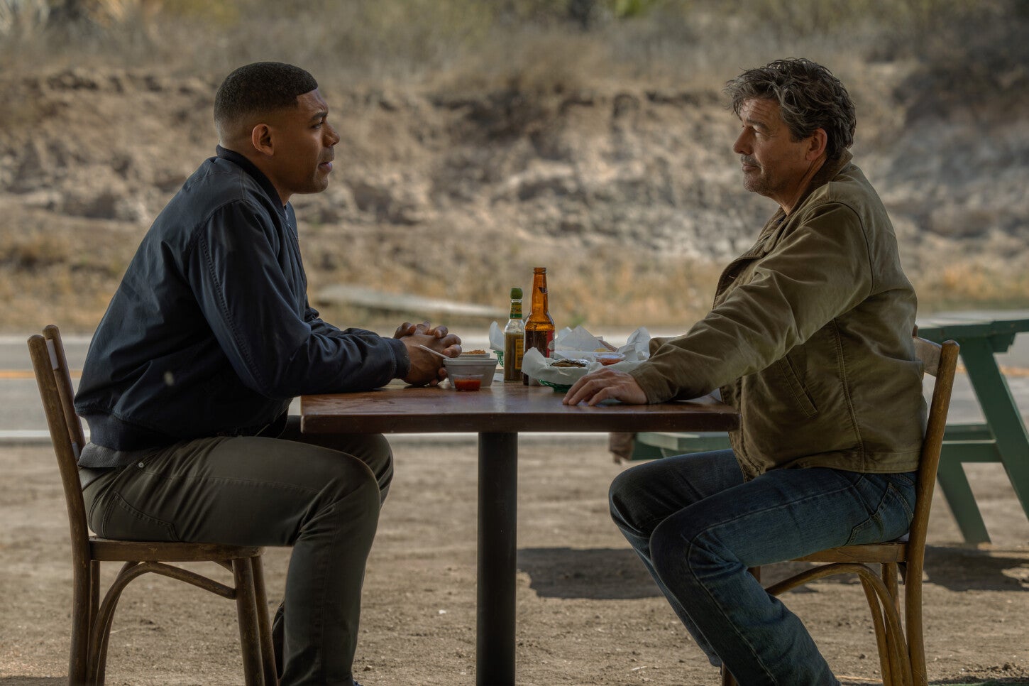 Kyle Chandler en 'Lanterns' Kyle Chandler interpreta a Hal Jordan, el veterano Linterna Verde que entrena al nuevo recluta John Stewart.