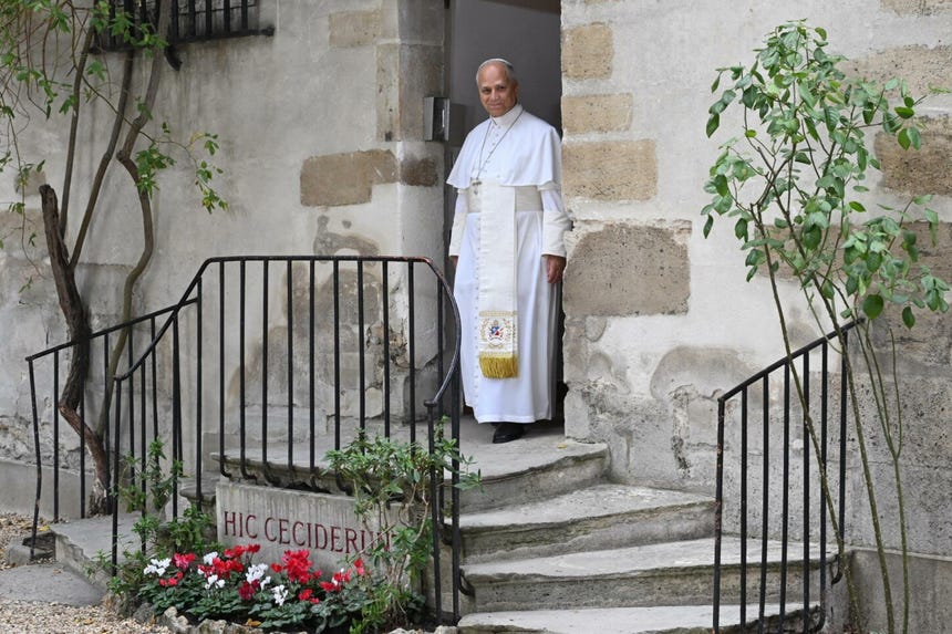 El Papa León XIV en los escalones de la Escalera de los Mártires de la iglesia de Saint Joseph des Carmes en París. 