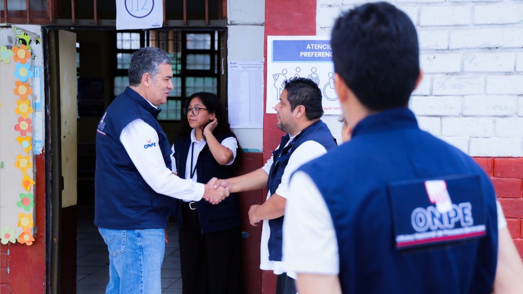 Te sugiero una leyenda breve y noticiosa:  **La ONPE iniciará la noche del viernes 2 de octubre el traslado del material electoral hacia 2115 locales de votación de Lima Metropolitana y el Callao. El operativo contará con 250 unidades de transporte y resguardo policial.**