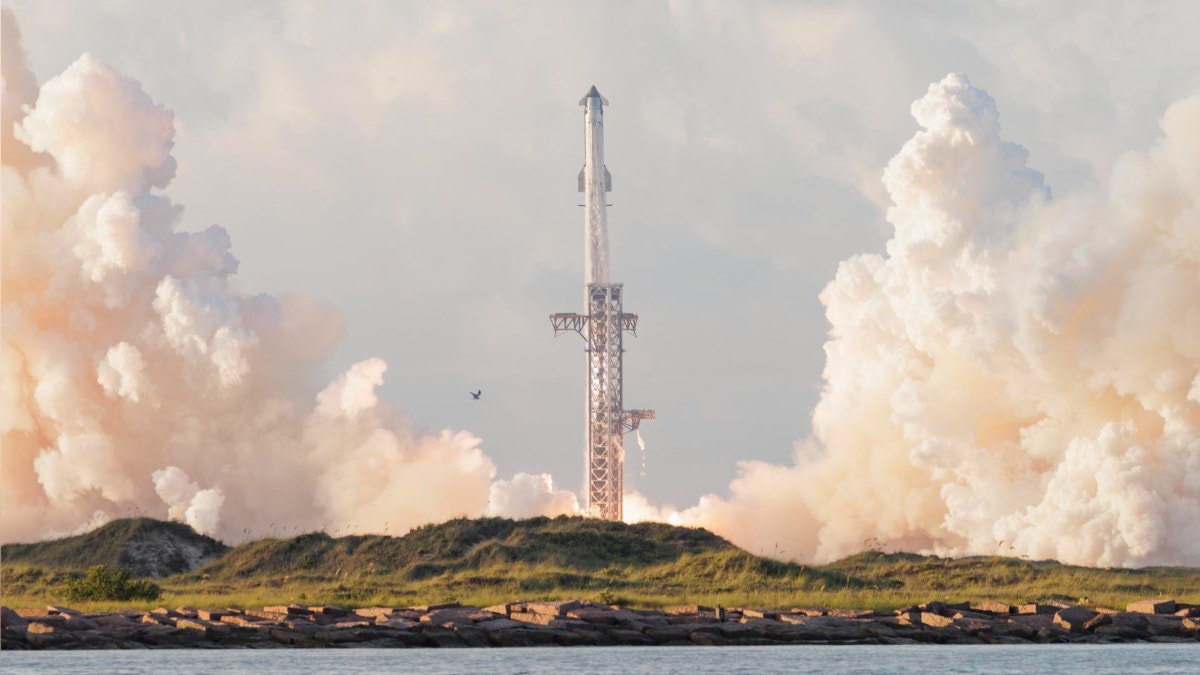 El enorme cohete Starship de SpaceX alcanza la órbita terrestre por primera vez