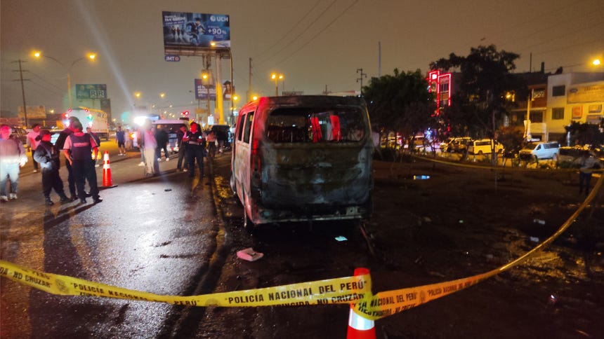 Los Olivos: asesinan y queman a colectivero al interior de su vehículo por presunto cobro de cupos