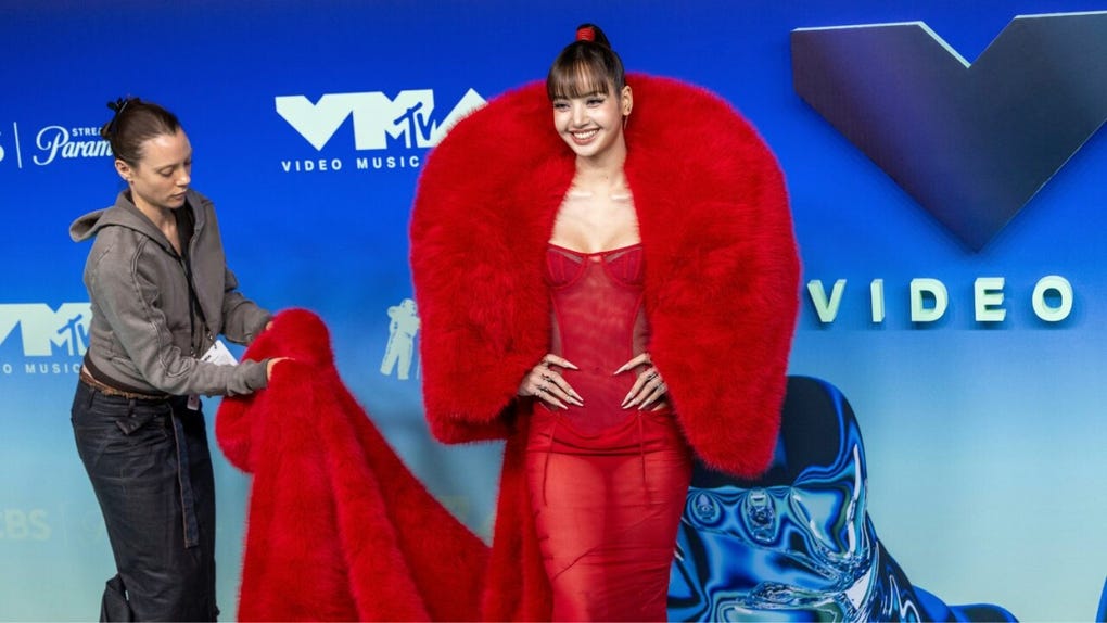 La rapera y cantante tailandesa <strong>Lisa</strong>, enfundada de rojo, desfila por la alfombra de los MTV Video Music Awards 2026, en Los Ángeles.