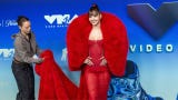 La rapera y cantante tailandesa <strong>Lisa</strong>, enfundada de rojo, desfila por la alfombra de los MTV Video Music Awards 2026, en Los Ángeles.