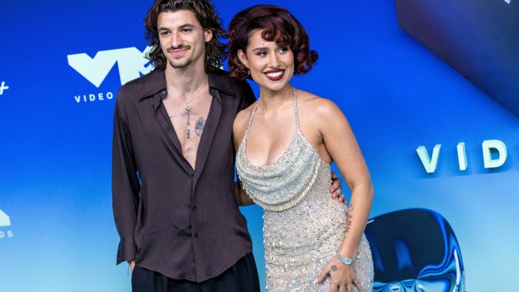 La cantante británica <strong>Raye </strong>lució un elegante vestido con transparencias y pedrería durante su paso por la alfombra de los MTV Video Music Awards 2026.