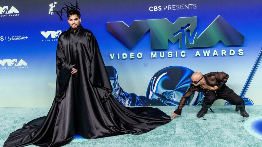 El cantante estadounidense <strong>Adam Lambert</strong> apareció con una dramática túnica negra durante su paso por la alfombra de los MTV Video Music Awards 2026.