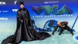 El cantante estadounidense <strong>Adam Lambert</strong> apareció con una dramática túnica negra durante su paso por la alfombra de los MTV Video Music Awards 2026.