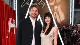 <strong>Josh Hartnett</strong> completa el elenco principal como Jeremy Crawford, esposo de Verity y padre de familia.