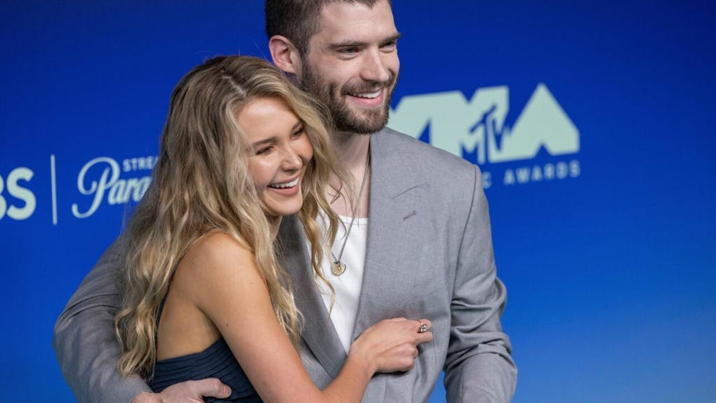 Los actores <strong>Isabel May y David Corenswet</strong> posaron ante las cámaras durante su paso por la alfombra de los MTV Video Music Awards 2026.
