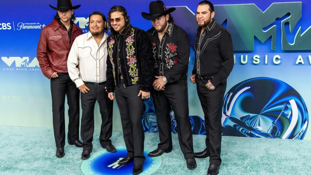 El grupo de música regional mexicana <strong>Fuerza Regida</strong> desfiló por la alfombra de los MTV Video Music Awards 2026.