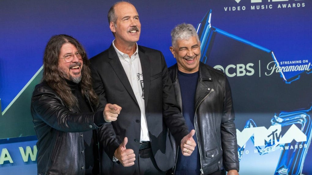 Krist Novoselic y Dave Grohl, integrantes de <strong>Nirvana</strong>, llegaron a la ceremonia para recibir el premio Video Vanguard en esta edición.