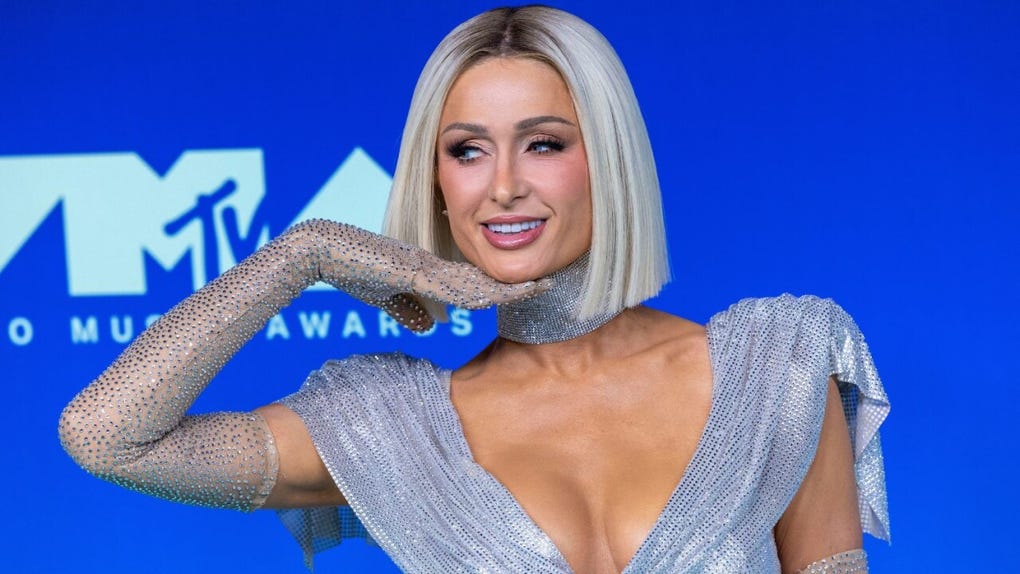 La socialité <strong>Paris Hilton</strong> brilló de plateado en la alfombra de los MTV Video Music Awards 2026.