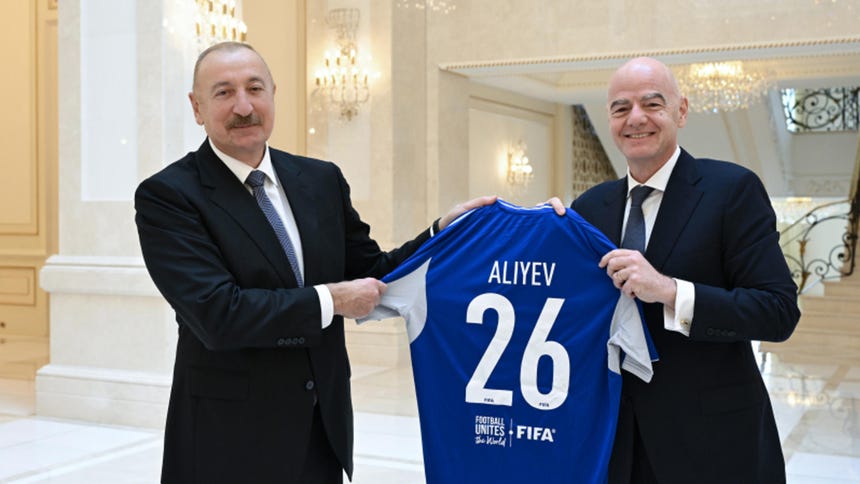Gianni Infantino visitó Azerbaiyán en medio de la polémica por el retorno de Rusia a la competición internacional