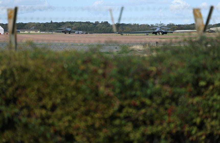 Bombarderos estadounidenses B-1 Lancer en la base de la RAF de Fairford, en Gloucestershire (Reino Unido), el 28 de septiembre de 2026.