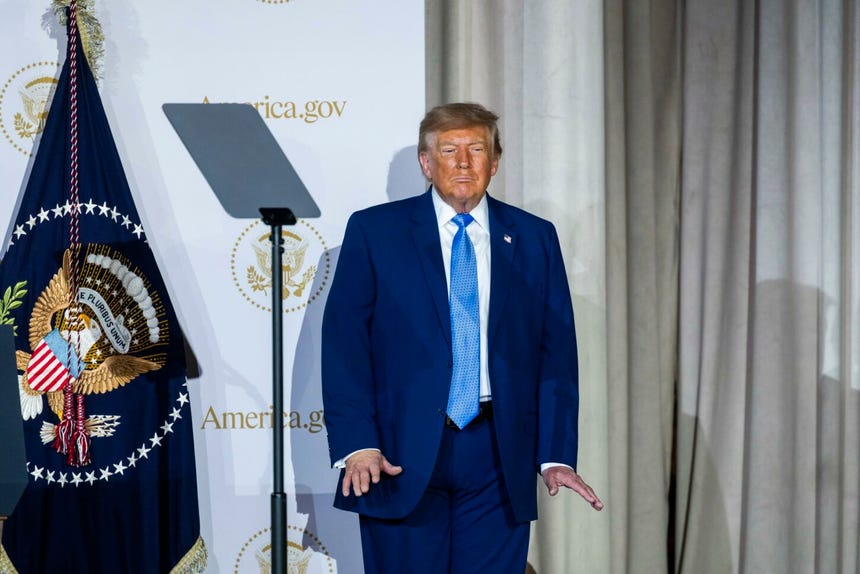 Trump dijo a los periodistas el lunes que le sorprendía que se hubiera permitido que los hombres quedaran en libertad.