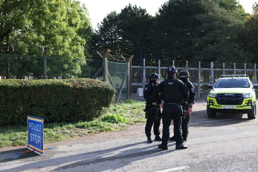 Policías armados custodian un cordón de seguridad frente a la base de la RAF en Fairford. 