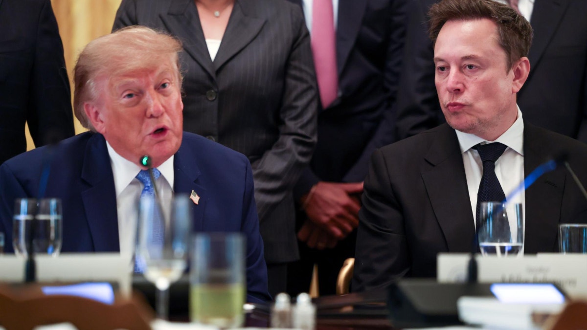 Trump defiende la "autorregulación" ante los magnates tecnológicos y sugiere renombrar la IA como "superinteligencia"