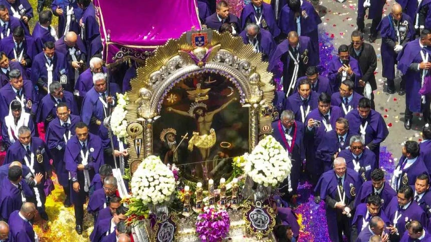 ¿Por qué octubre es conocido como 'el mes morado' en Perú?