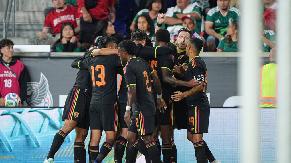 Perú celebrando el gol de Jairo Vélez.