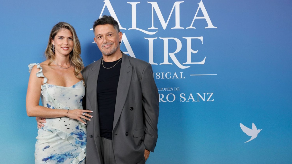 Alejandro Sanz aparece por primera vez junto a Stephanie Cayo y sus cuatro hijos