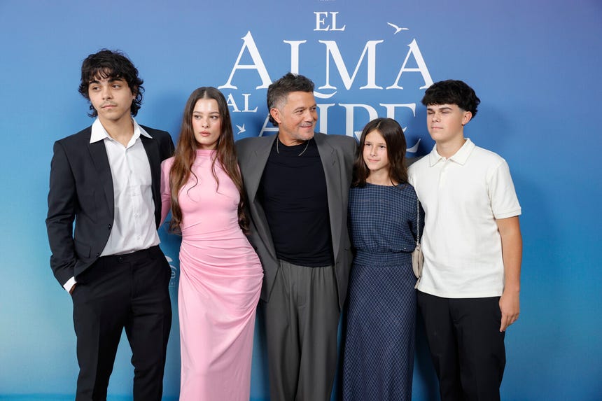 Alejandro Sanz posa junto a sus cuatro hijos durante la presentación de 'El Alma al Aire' en Madrid.