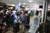 Al grito de El pueblo de Israel vive, decenas de personas cargadas con banderas de Israel esperaban a los viajeros en la entrada del aeropuerto.