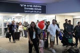 También los esperaban familiares y amigos, algunos de ellos esperando con globos o banderas de Israel a sus allegados.
