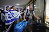 Alrededor de 180 pasajeros israelíes que sufrieron en la mañana de este miércoles un altercado violento en un vuelo de Flydubai que les obligó a aterrizar en Arabia Saudí llegaron al Aeropuerto Internacional de Ben Gurión de Tel Aviv.