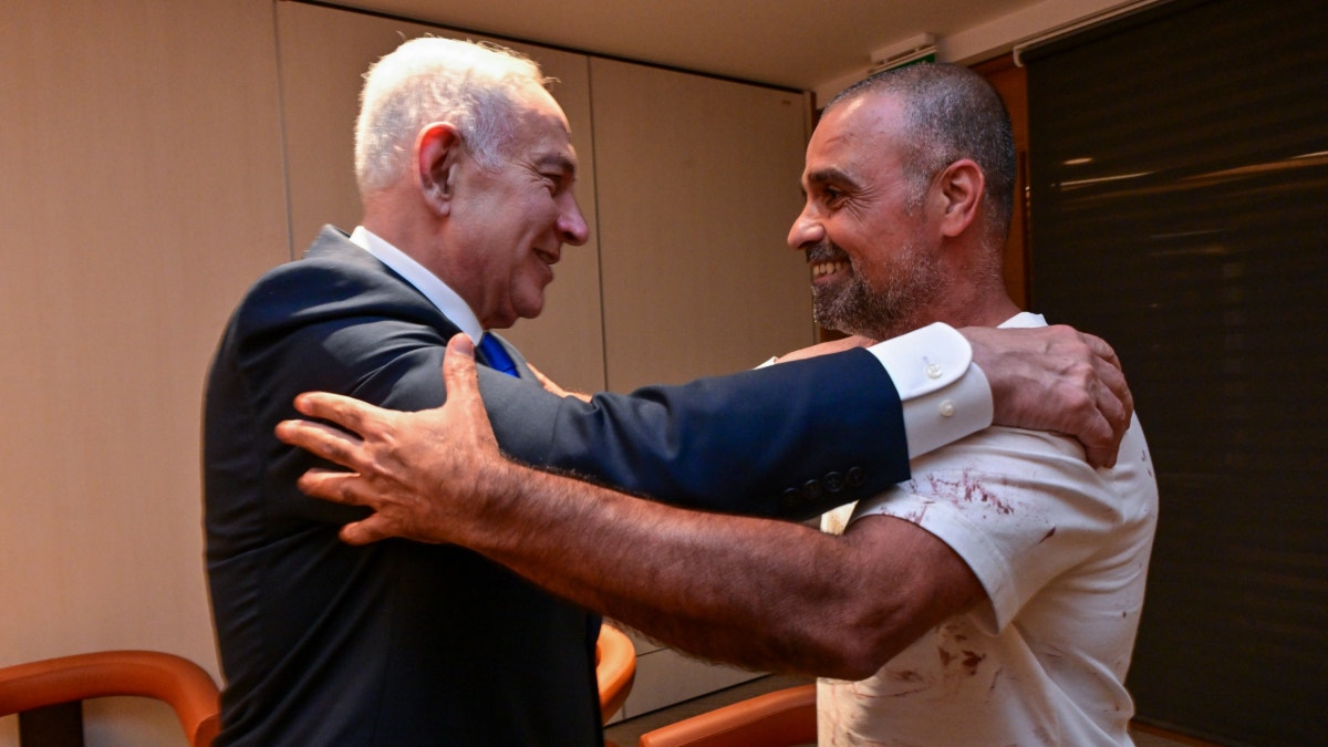 Netanyahu recibe a uno de los pasajeros israelíes que "estranguló" al copiloto del avión