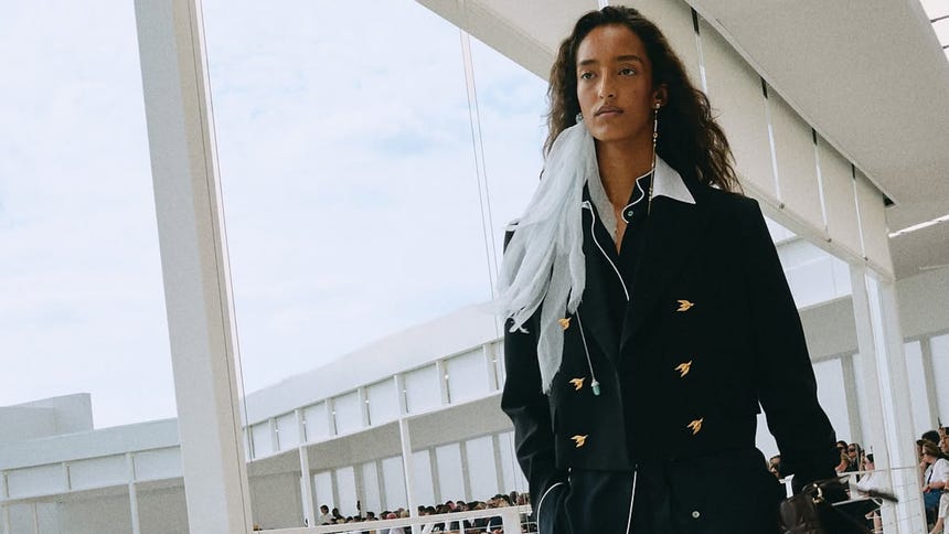 Dior adelanta una tendencia para 2027: la chaqueta cruzada vuelve con fuerza