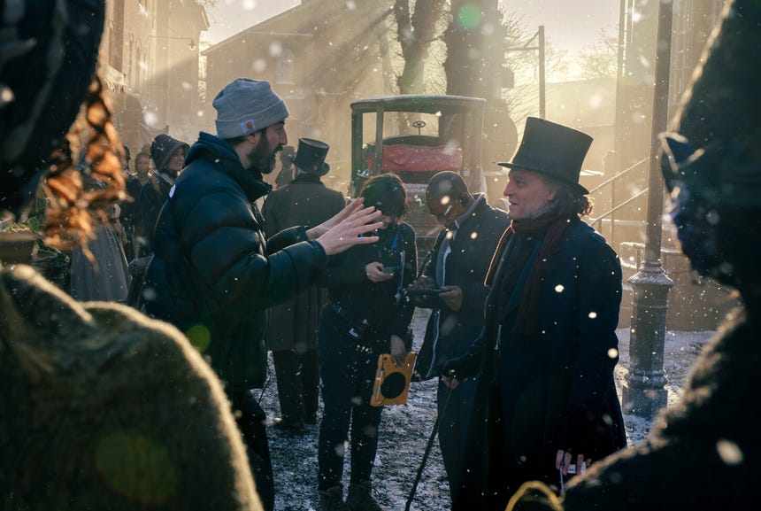 Los avances muestran comedia, terror y a un Johnny Depp transformado en Scrooge.