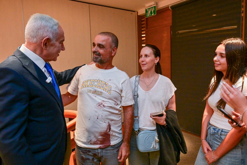 El primer ministro israelí, Benjamín Netanyahu (i), recibió este miércoles en Ben Gurión a Yaniv (2i), uno de los pasajeros israelíes que asegura que inmovilizó y estranguló al copiloto que había apuñalado a su compañero de cabina. 