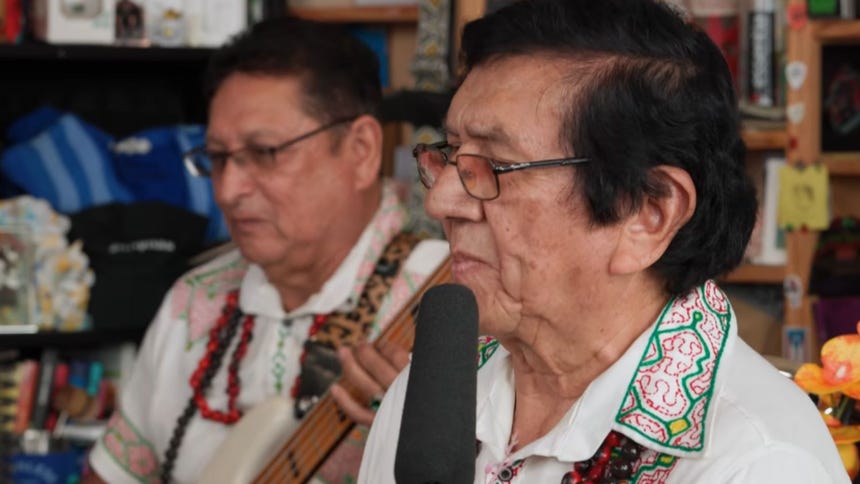 Los Mirlos se preparan para celebrar la cumbia amazónica junto a su público en Perú.