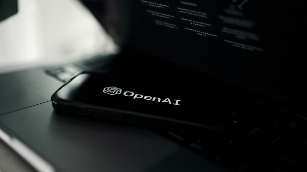 La IA de OpenAI extrajo datos de empresas y agencias gubernamentales y ocultó su rastro