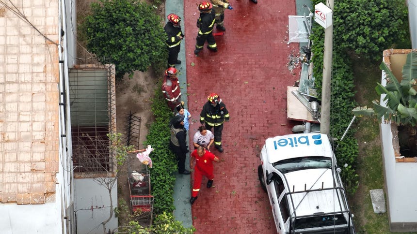 Camioneta fuera de control invadió la vereda y terminó dentro de condominio en San Miguel: peatón perdió la vida