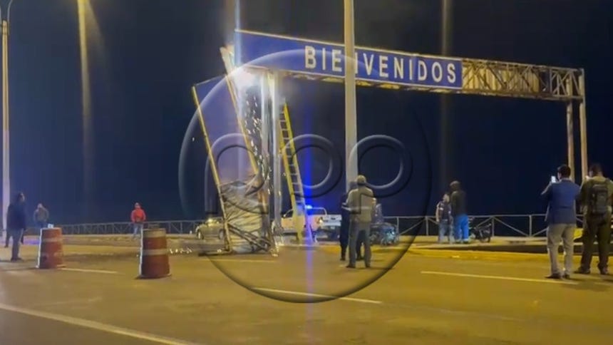 Pudo ser una tragedia: parte de un inmenso letrero cayó en el circuito de playas de la Costa Verde [VIDEO]