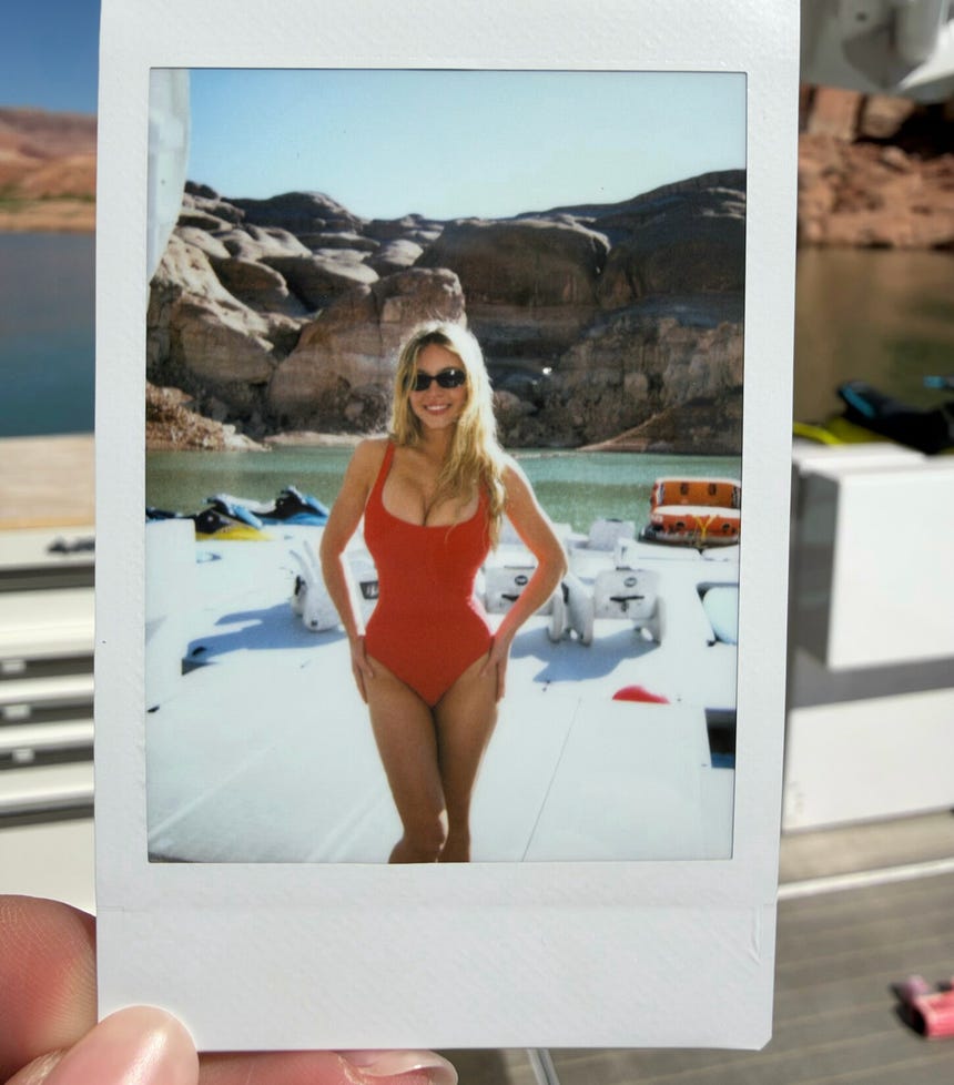 A lo Pamela Anderson: Sydney Sweeney luce el traje de baño rojo de Baywatch en sus vacaciones